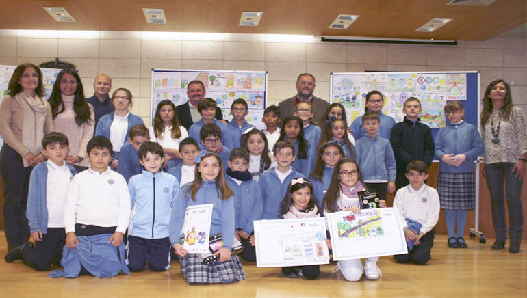 La niña Ángeles Cánovas López es la ganadora del concurso municipal de dibujo “Recicla y respira”